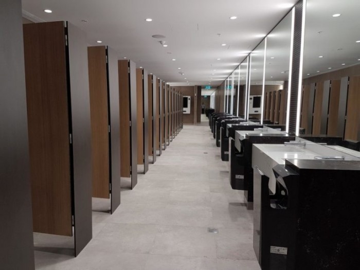 Chuyên gia công lắp đặt vách compact WC