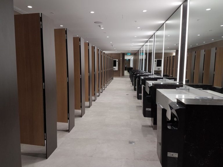 Chuyên gia công lắp đặt vách compact WC